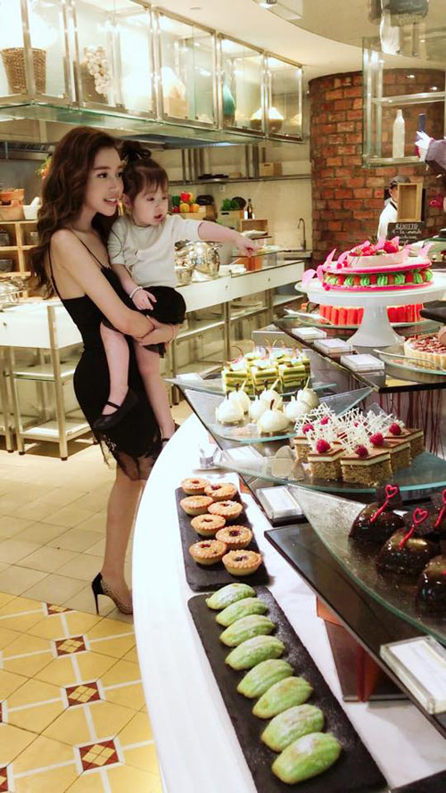 Chỉ đưa con đi ăn đi chơi, Elly Trần cũng khiến mọi ánh mắt dán chặt vào mình - 2