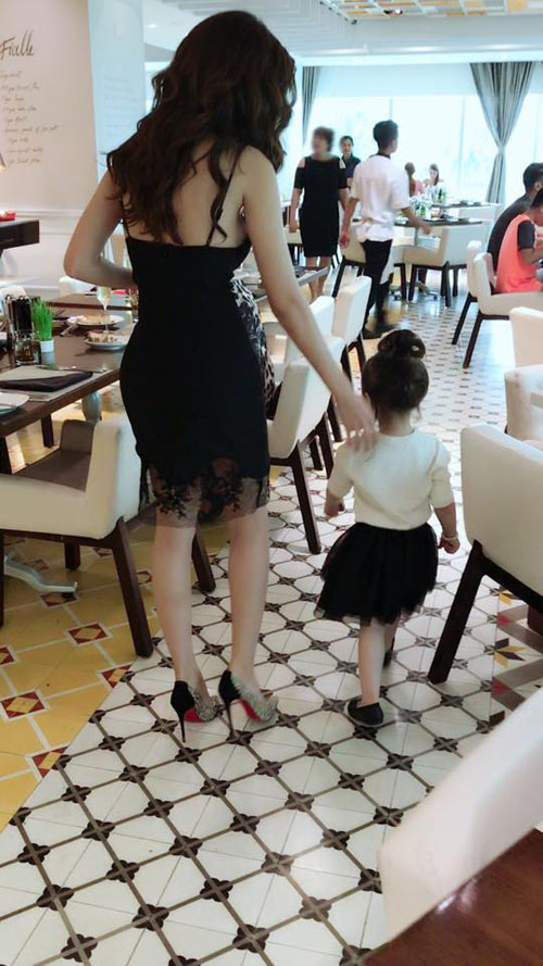 Chỉ đưa con đi ăn đi chơi, Elly Trần cũng khiến mọi ánh mắt dán chặt vào mình - 3