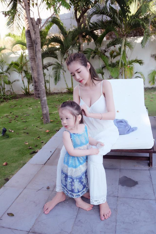 Chỉ đưa con đi ăn đi chơi, Elly Trần cũng khiến mọi ánh mắt dán chặt vào mình - 6