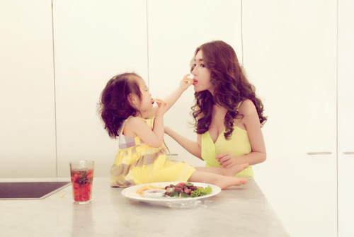 Chỉ đưa con đi ăn đi chơi, Elly Trần cũng khiến mọi ánh mắt dán chặt vào mình - 8