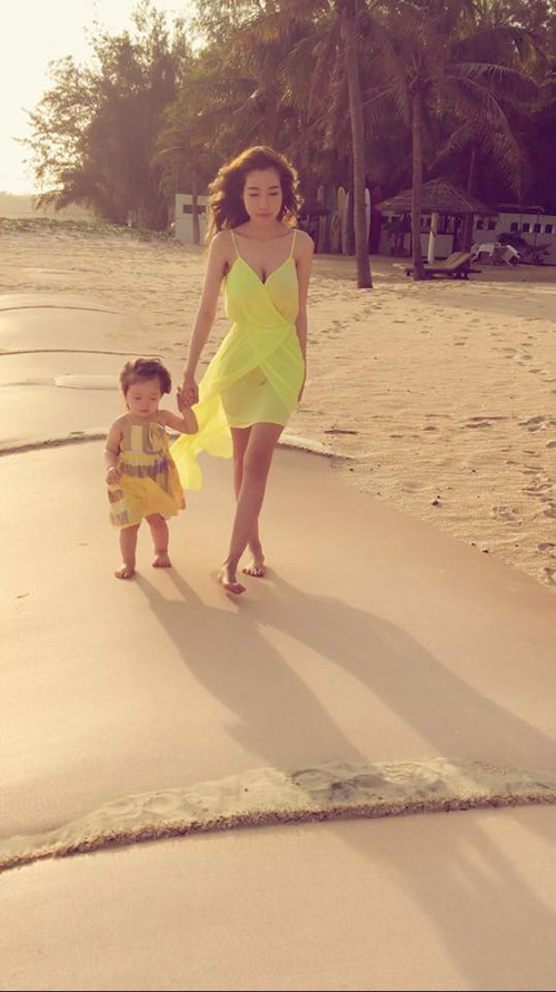 Chỉ đưa con đi ăn đi chơi, Elly Trần cũng khiến mọi ánh mắt dán chặt vào mình - 9