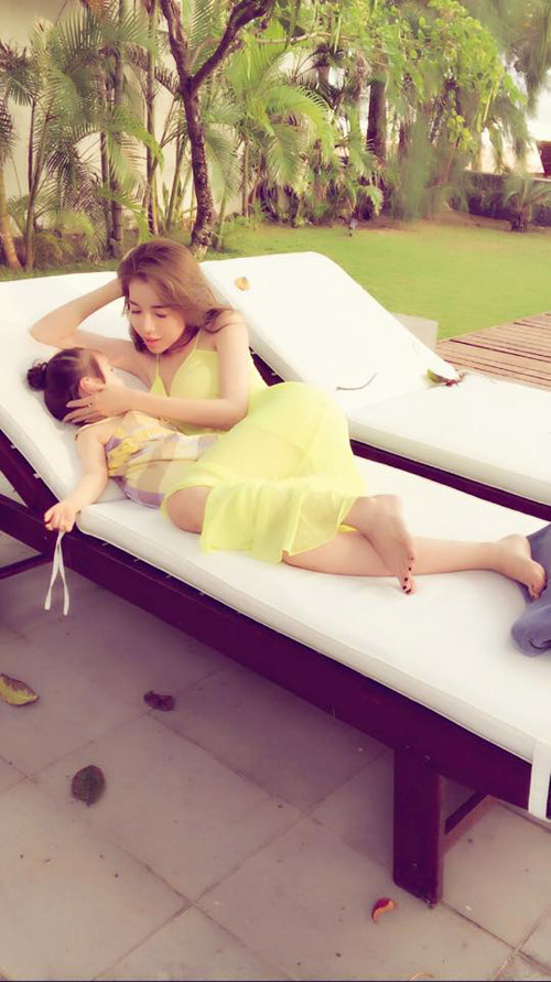 Chỉ đưa con đi ăn đi chơi, Elly Trần cũng khiến mọi ánh mắt dán chặt vào mình - 10