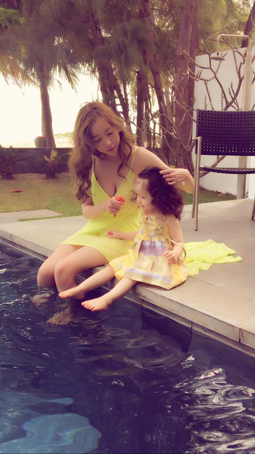 Chỉ đưa con đi ăn đi chơi, Elly Trần cũng khiến mọi ánh mắt dán chặt vào mình - 11