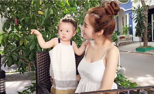 Chỉ đưa con đi ăn đi chơi, Elly Trần cũng khiến mọi ánh mắt dán chặt vào mình - 12