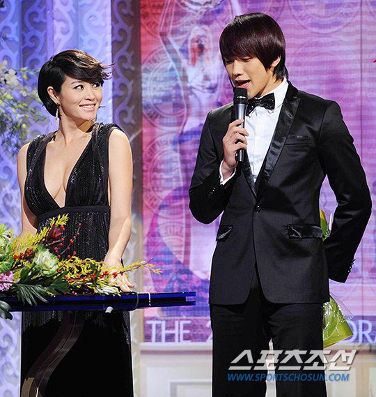 Người đàn bà quyền lực và táo bạo nhất thảm đỏ Kbiz - 7