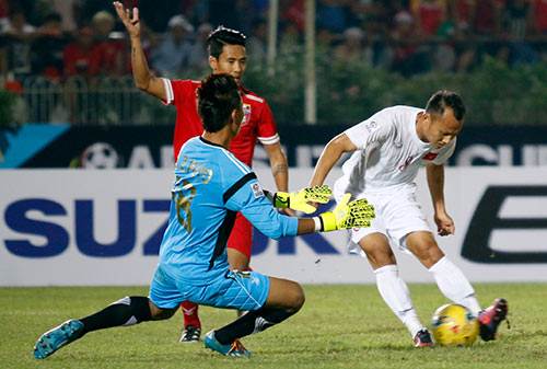 ĐT Việt Nam: Hữu Thắng "mắng" hàng thủ ngay trên sân - 1