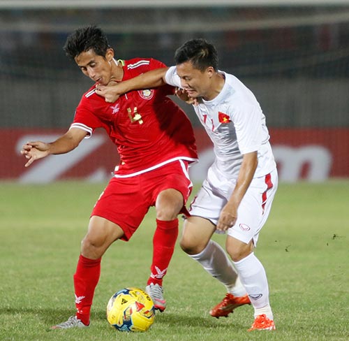 ĐT Việt Nam: Hữu Thắng "mắng" hàng thủ ngay trên sân - 2