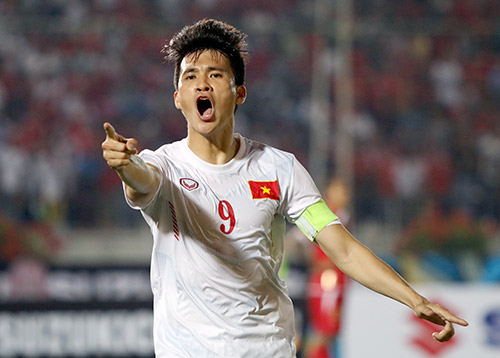 ĐT Việt Nam: Hữu Thắng "mắng" hàng thủ ngay trên sân - 4