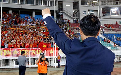 ĐT Việt Nam: Hữu Thắng "mắng" hàng thủ ngay trên sân - 7