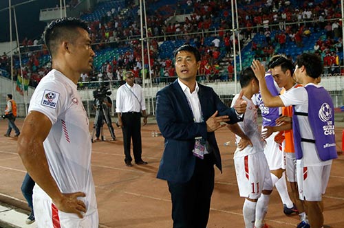 ĐT Việt Nam: Hữu Thắng "mắng" hàng thủ ngay trên sân - 8