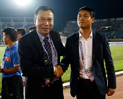 ĐT Việt Nam: Hữu Thắng "mắng" hàng thủ ngay trên sân - 10