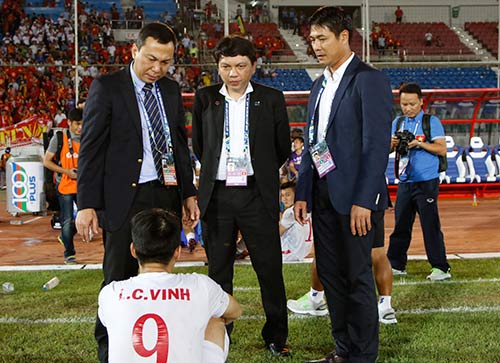 ĐT Việt Nam: Hữu Thắng "mắng" hàng thủ ngay trên sân - 11