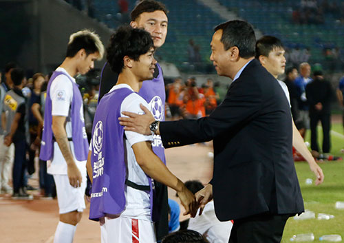 ĐT Việt Nam: Hữu Thắng "mắng" hàng thủ ngay trên sân - 12