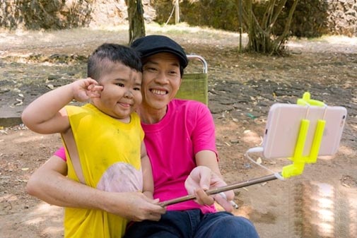 Giật mình thu nhập khủng của 2 cậu bé chưa biết chữ Ku Tin và Tin Tin - 5