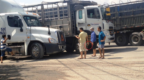 Va chạm giao thông, tài xế “nói chuyện” bằng gậy, tuýp sắt - 1