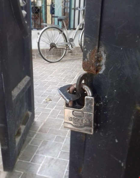 Trộm hồn nhiên khiêng két sắt như chốn không người - 1