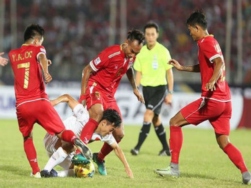 Bị phạm lỗi rợn người, Văn Toàn may mắn "thoát hiểm" - 1