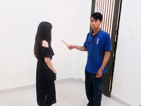 9X khống chế thiếu nữ trong toilet, cướp tài sản - 1