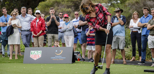 Golf 24/7: Nữ VĐV tung cú đánh “hại đời” khán giả nam - 1