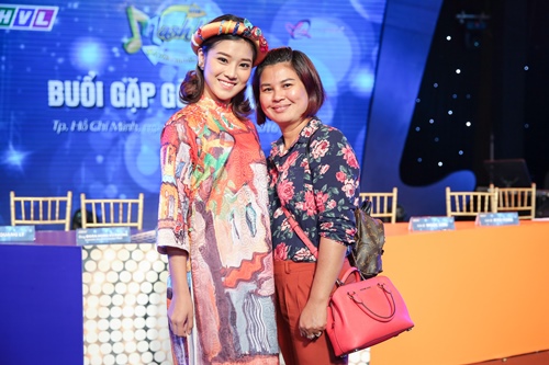 Ngọc Sơn 45 tuổi vẫn được mẹ hộ tống đi thi hát - 5