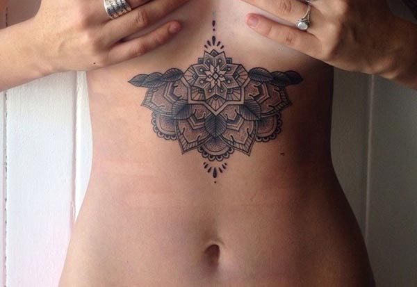 Mốt áo siêu ngắn giúp trào lưu xăm ngực nở rộ - 6