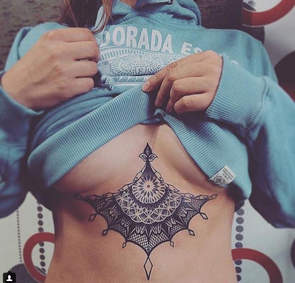 Mốt áo siêu ngắn giúp trào lưu xăm ngực nở rộ - 11