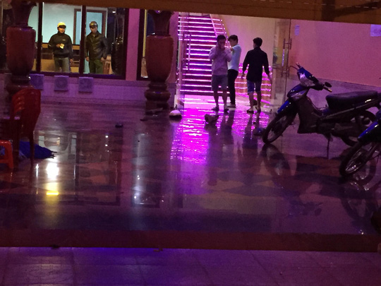 Hai nhân viên quán karaoke bị chém trọng thương - 1