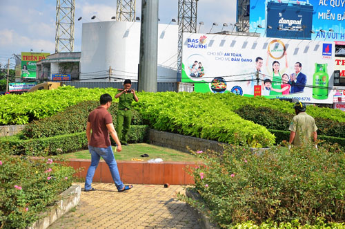 Người đàn ông ôm bụng nằm đau đớn giữa vòng xoay ở SG - 1