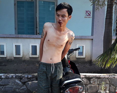 Chủ quầy tạp hóa quật ngã tên trộm xe máy - 1