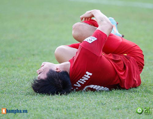 HLV Hữu Thắng & Công Vinh tố cầu thủ Malaysia đá láo - 1