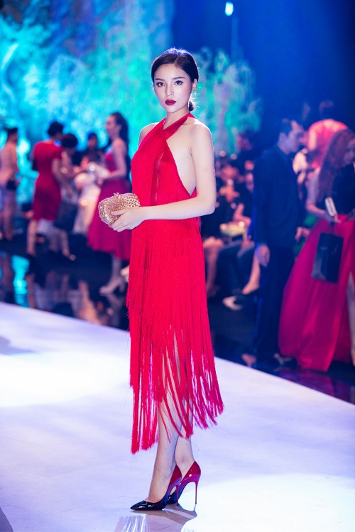 Hoa hậu Kỳ Duyên liên tiếp mặc táo bạo sau khi Nam tiến - 2