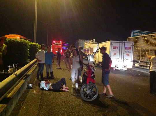 Xe máy chạy ngược chiều khiến 6 ô tô tông nhau - 1