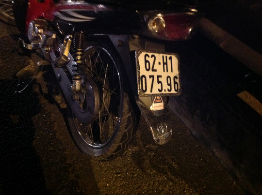 Xe máy chạy ngược chiều khiến 6 ô tô tông nhau - 2