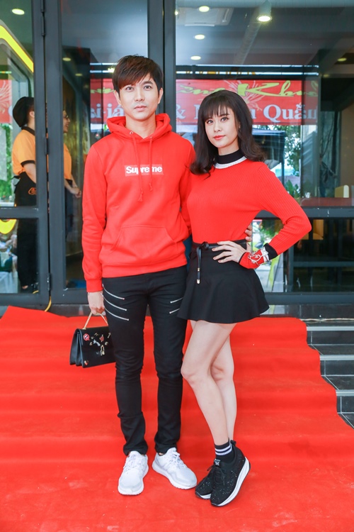 Vợ chồng Trương Quỳnh Anh tình cảm chốn đông người - 2