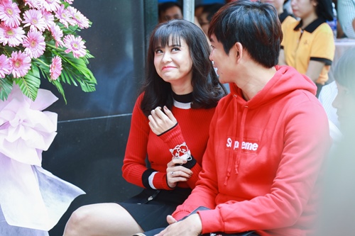 Vợ chồng Trương Quỳnh Anh tình cảm chốn đông người - 3