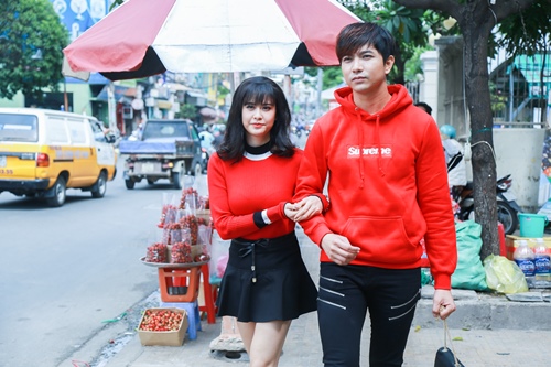 Vợ chồng Trương Quỳnh Anh tình cảm chốn đông người - 1