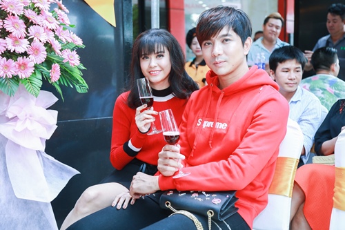 Vợ chồng Trương Quỳnh Anh tình cảm chốn đông người - 4