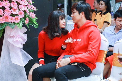 Vợ chồng Trương Quỳnh Anh tình cảm chốn đông người - 7