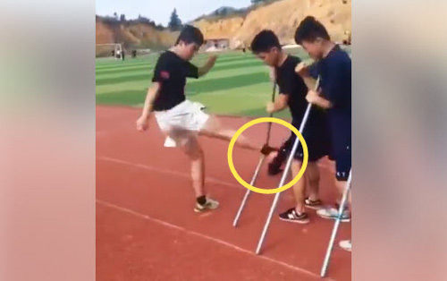 Sốc: Võ sĩ Trung Quốc chân không đá gãy 30 thanh sắt - 1