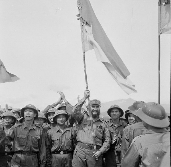 Lãnh tụ Cuba Fidel Castro từng bật khóc bên bờ Bến Hải - 1