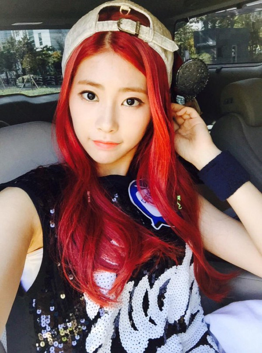 Mỹ nữ Hàn vẫn biểu diễn dù ngã khỏi sân khấu cao 2m - 3