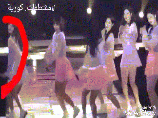 Mỹ nữ Hàn vẫn biểu diễn dù ngã khỏi sân khấu cao 2m - 1