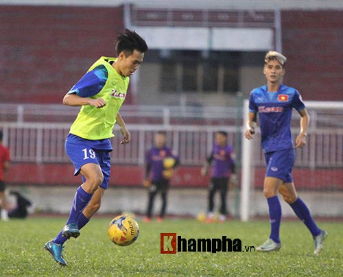 ĐT Việt Nam: Công Vinh truyền nghề cho Công Phượng - 10