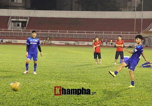 ĐT Việt Nam: Công Vinh truyền nghề cho Công Phượng - 13