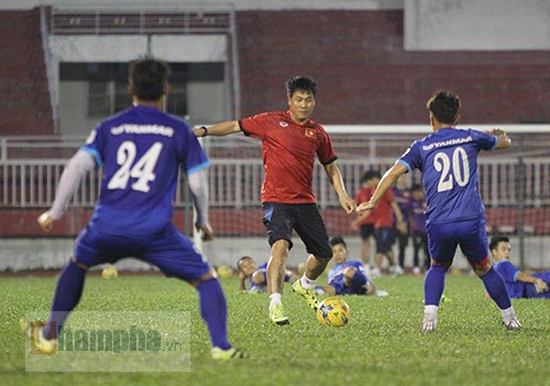 ĐT Việt Nam: Công Vinh truyền nghề cho Công Phượng - 5