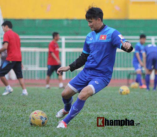 ĐT Việt Nam: Công Vinh truyền nghề cho Công Phượng - 12