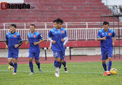 ĐT Việt Nam: Công Vinh truyền nghề cho Công Phượng - 3