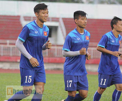 ĐT Việt Nam: Công Vinh truyền nghề cho Công Phượng - 4