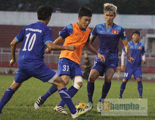 ĐT Việt Nam: Công Vinh truyền nghề cho Công Phượng - 6