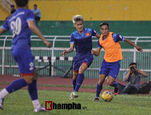 ĐT Việt Nam: Công Vinh truyền nghề cho Công Phượng - 7